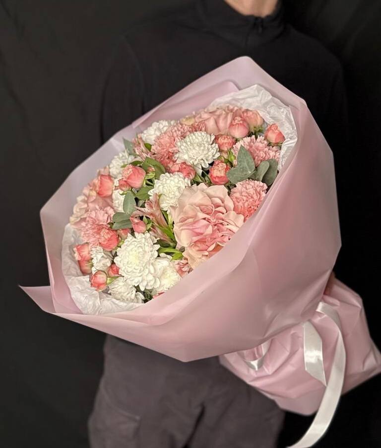 Букет хризантемы и кустовой розы