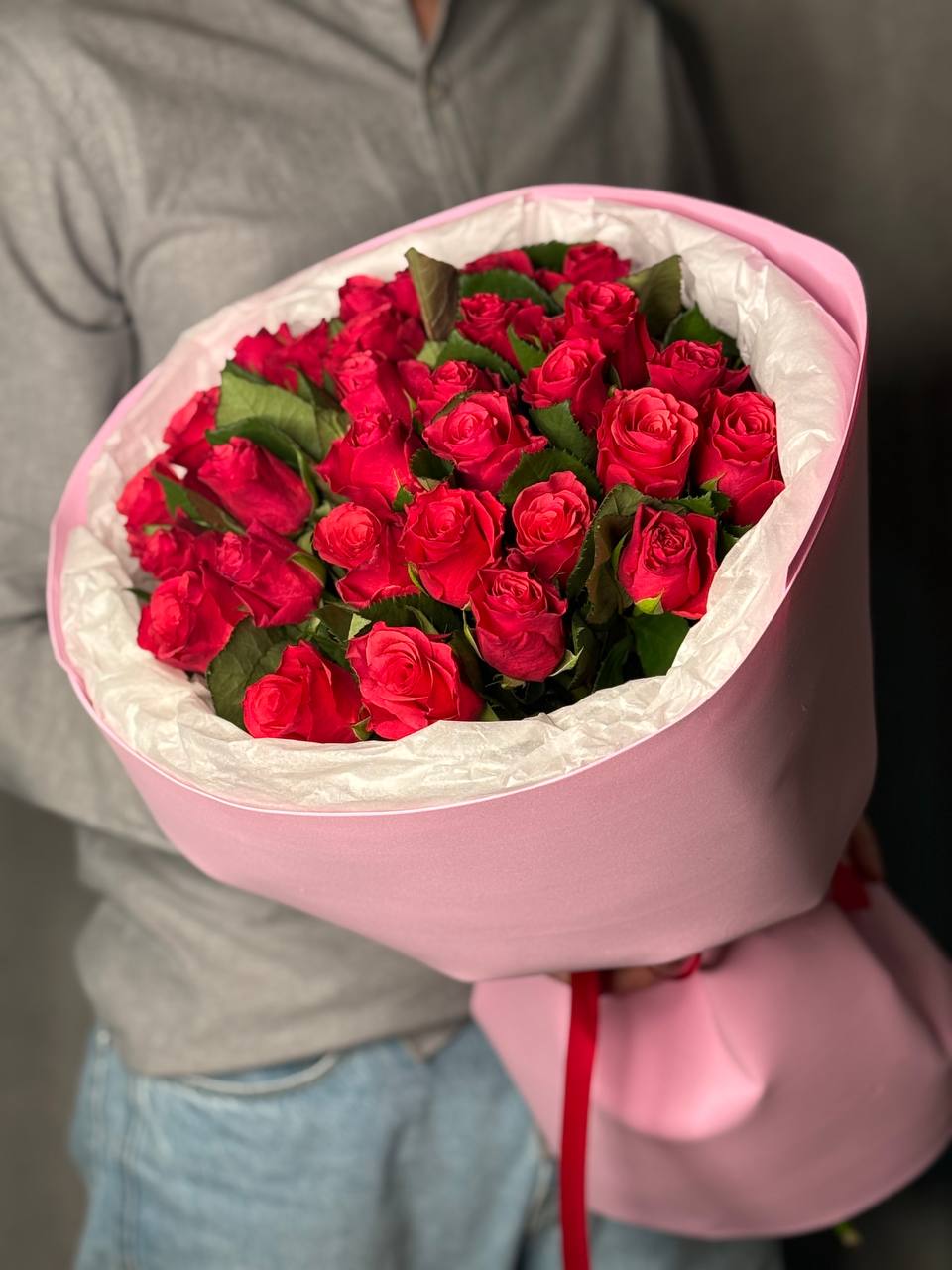 Букет из 31 малиновой розы Кения