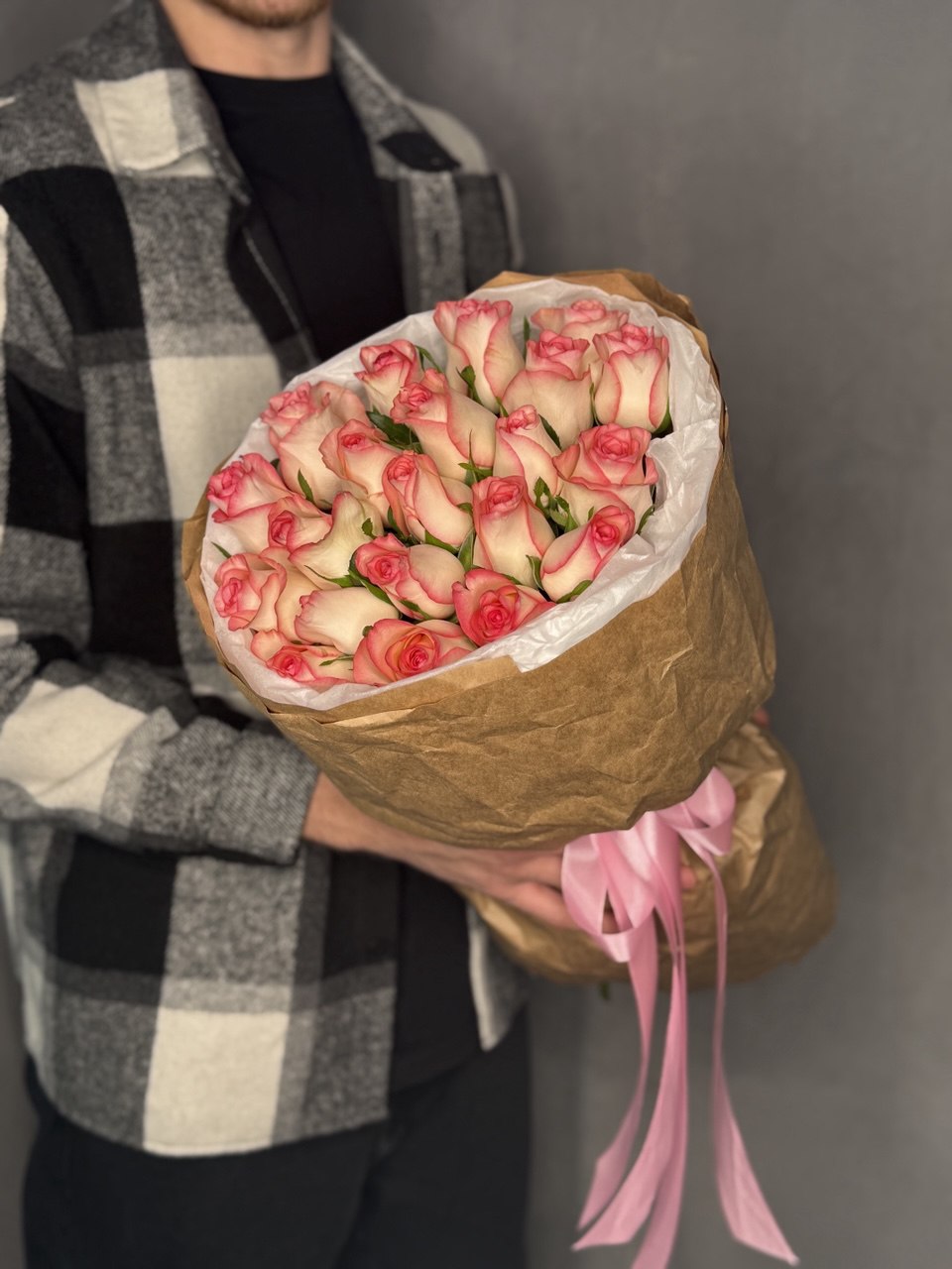 Букет из 21 розы Джумилия (крафт)