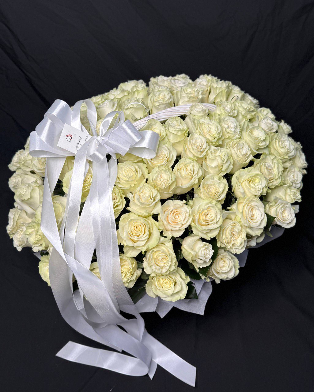 Корзина из 101 Голландской белой розы