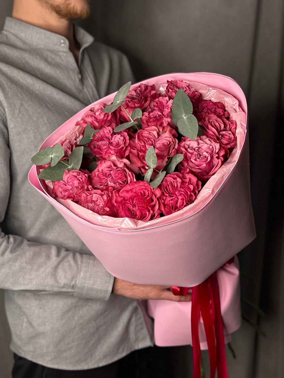 Букет из 15 пионовидных роз с эвкалиптом