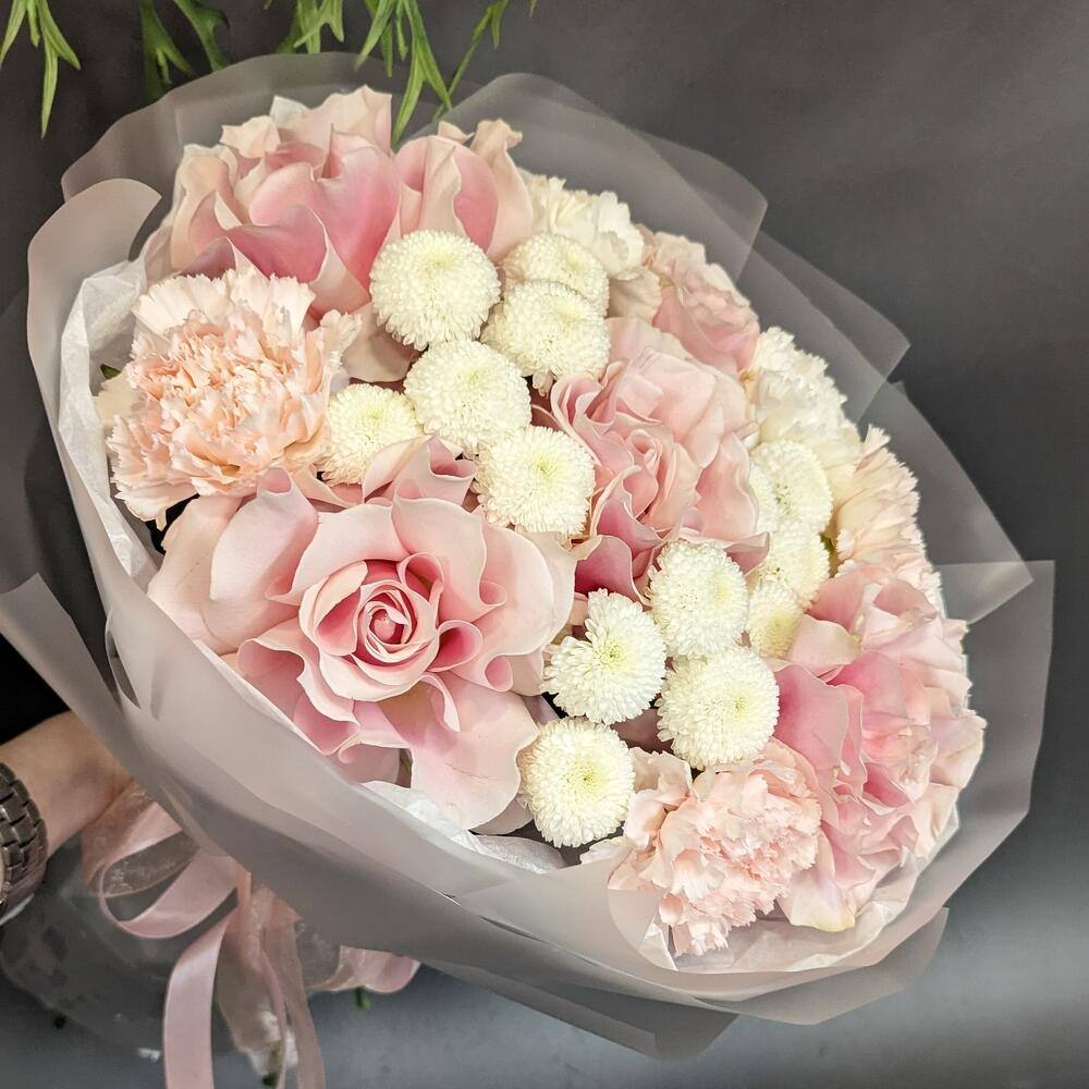 Нежный букет с Хризантемой и Французскими розами