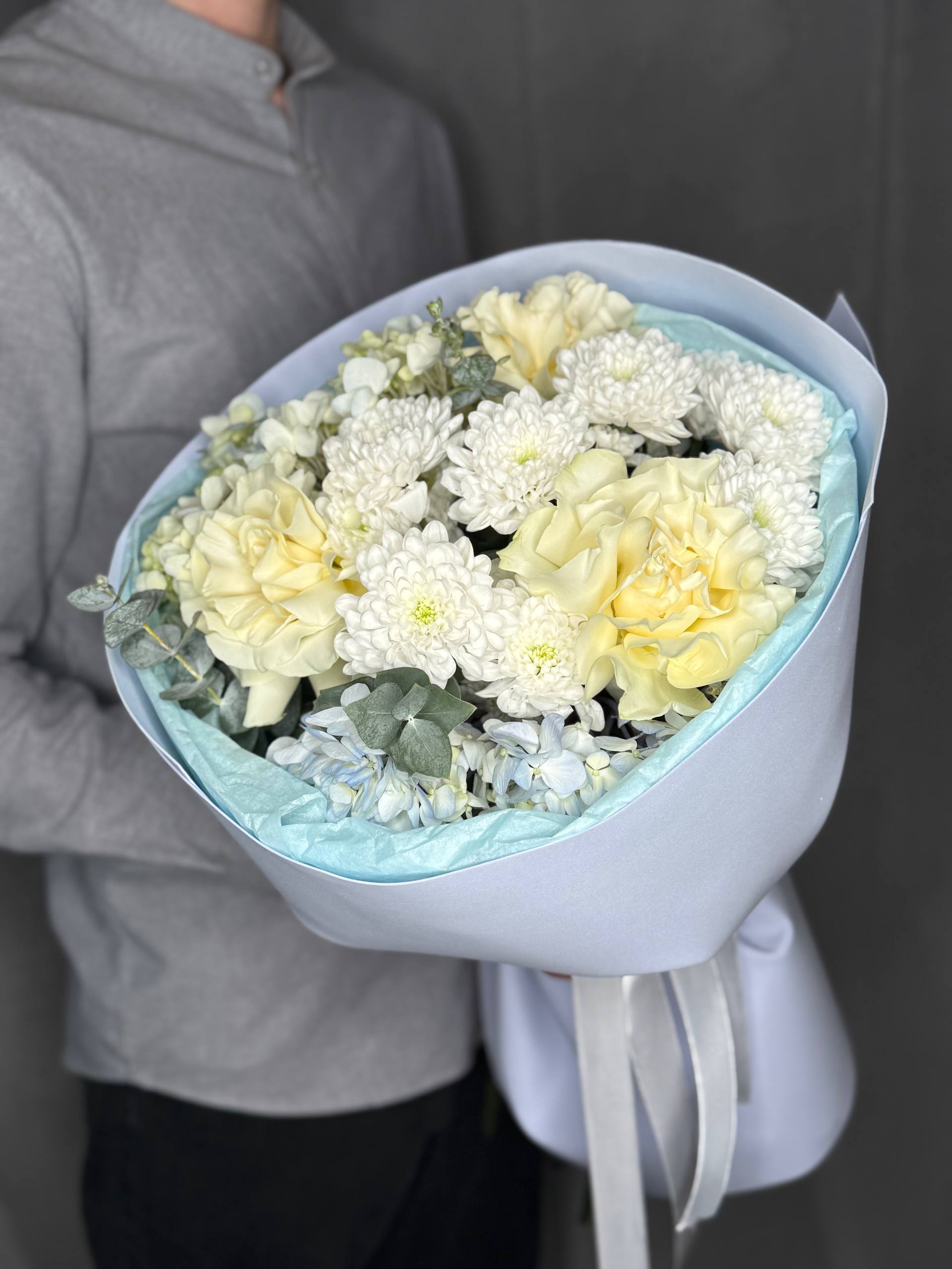 Букет в бело-голубых тонах