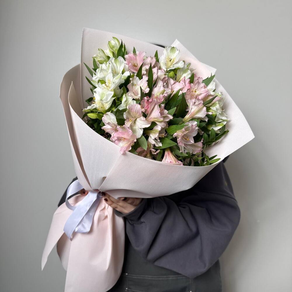 Нежный букет альстромерий